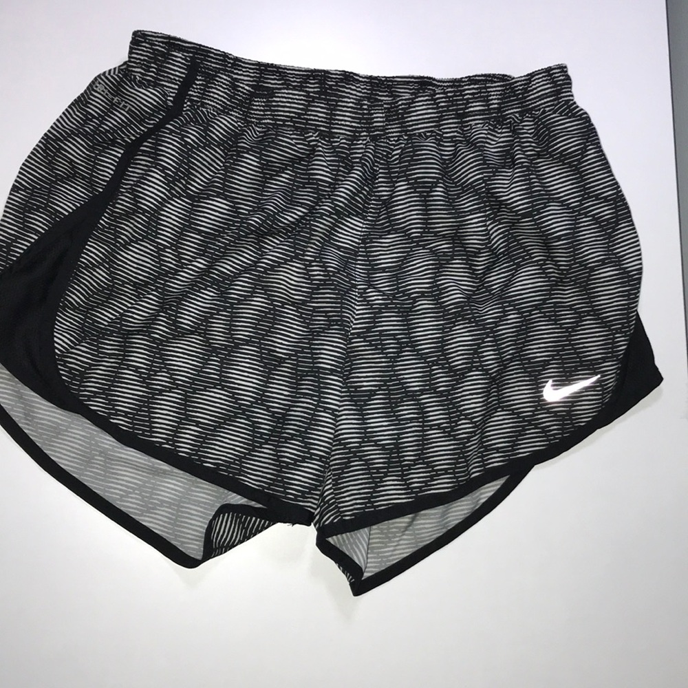 BLACK AND WHITE NIKE SHORTS